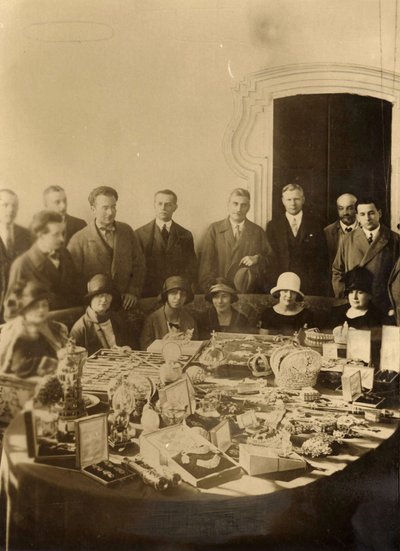 Russische Kronjuwelen und Fabergé-Eier für den Verkauf im Ausland vorbereitet von Russian Photographer