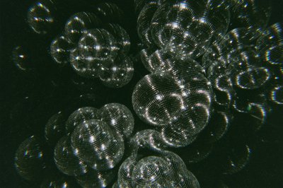 Funkelnde Discokugeln von Samantha Hearn