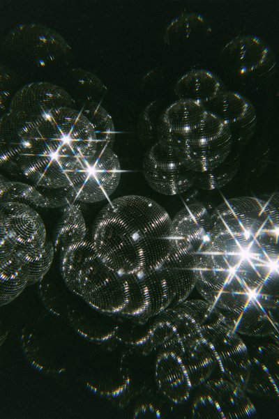 Funkelnde Discokugeln von Samantha Hearn