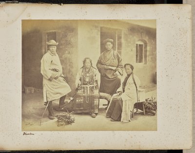 Darjeeling; Gruppe von Bhooteas von Samuel Bourne
