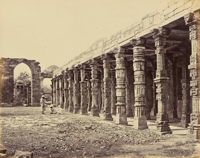 Delhi; Kolonnade der Hindoo-Säulen, an der Nordseite des Kutub Minar von Samuel Bourne