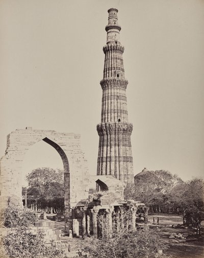 Delhi. Der Kootub Minar oder Turm in der Ruinenstadt von Alt-Delhi von Samuel Bourne