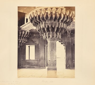 Futtypore Sikri; Bemerkenswerte Säule im Zentrum der Diwan-i-Kass, oder Audienzhalle von Samuel Bourne