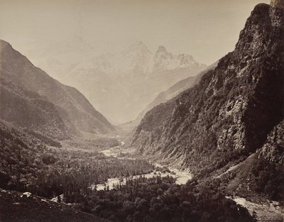 Die oberen Himalayas. Blick auf das Tal von Fallaldasa mit den Srikanta-Gipfeln in der Ferne von Samuel Bourne