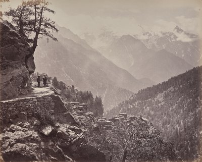 Die oberen Himalayas. Blick auf die neue Straße zwischen Indien und China. Mt. Pangi mit den schneebedeckten Gipfeln Chinas in der Ferne von Samuel Bourne