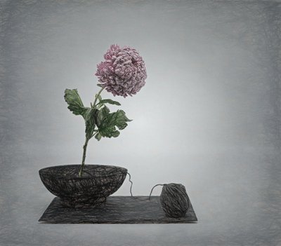 Texturiertes rosa Blumenstillleben von Saskia Dingemans