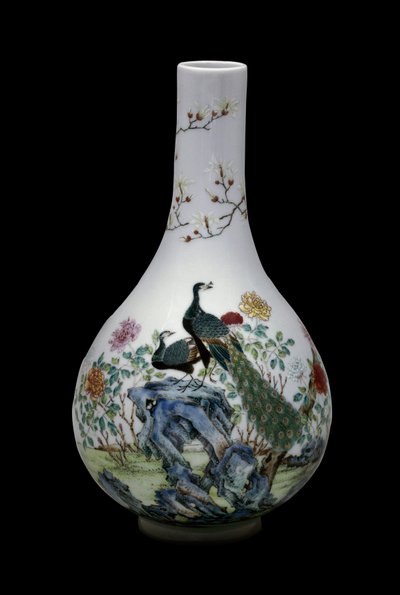 Chinesische Kunst: Keramikvase der rosa Familie dekoriert mit Vögeln (einschließlich Pfauen) und Blumen. Qianlong-Regentschaft (1736-1795). Paris, Musée Guimet, Musée national des Arts asiatiques von School Chinese