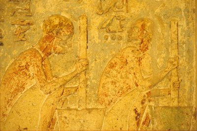 Altes Ägypten, Wandrelief/Malerei, Grab von Petosiris, Tuna el Gebel, 300 v. Chr., Arbeiter mit Stößel und Mörser von School Egyptian