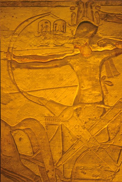 Altes Ägypten, Wandmalerei/Schnitzerei, Ramses II. in seinem Streitwagen bei der Schlacht von Kadesch, Tempel von Ramses II. und Nefertari, Abu Simbel von School Egyptian