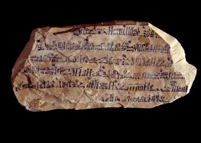 Kunst des alten Ägypten: Ostrakon (oder Ostracon) (Plural: Ostraka) hieratisch (Tonscherben, auf denen heilige Dinge geschrieben sind). Neues Reich von Ägypten. Paris, Musée du Louvre von School Egyptian