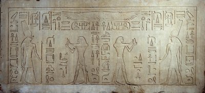 Ägyptische Antike: Kalksteinstelen, die König Sesostris III. (1862-1843 v. Chr.) (links) als jungen Mann darstellen, rechts bietet ein alter Mann Brot und Kuchen dem Gott Monti an. 1878-1843 v. Chr. Aus Medamoud. Paris, Louvre Museum von School Egyptian