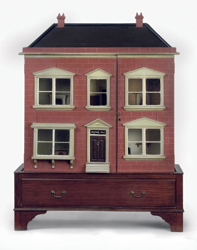 Puppenhaus auf zugehörigem Sockel mit Schublade von School European