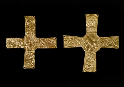Archäologie des Mittelalters. Barbarische Kunst der Lombardei: Brustkreuze aus Goldblättern. Lombardische Kunst des 7. Jahrhunderts von School Lombard