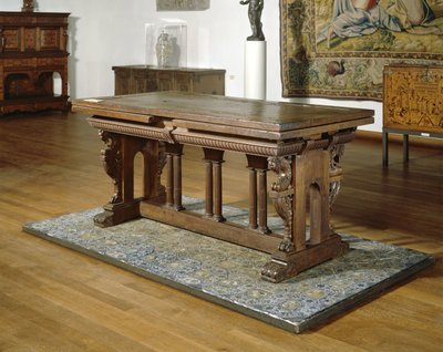 Walnusstisch mit Schubladen auf Eichenrahmen mit toskanischen Säulen, 1550-1600 von School Netherlandish