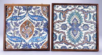 Eine Iznik-Fliese mit Pflaumenblüten und Tulpen, hergestellt um 1570, und eine Iznik-Fliese aus dem 17. Jahrhundert mit roter und blauer gespaltenen Palmette, ca. 1570; 17. Jahrhundert von School Turkish