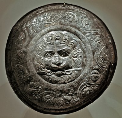 Skythische Kunst (Skythische Zivilisation): Silbernes Verzierungselement, das einen Löwenkopf mit einem Speer im Maul darstellt, aus der Region Rostow. Sarmatische Kunst, 2. - 3. Jahrhundert v. Chr. Eremitage-Museum von Sankt Petersburg von Scythian Scythian
