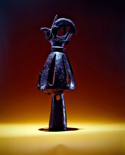 Endstück, durchbrochener Kegel mit einem Greifenkopf mit Widderhörnern verziert, spätes 7. - frühes 6. Jahrhundert v. Chr. von Scythian Scythian