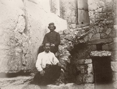 Zwei Männer sitzen neben dem Türsturz von Barclays Tor in der Westmauer des Tempelbergs, Jerusalem, 1866 von Sergeant Henry Phillips