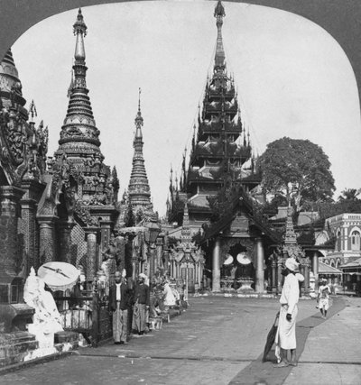 Entlang der Plattform zum südlichen Aufstieg, Shwedagon-Pagode, Rangun, Burma, 1908 von Stereo Travel Co