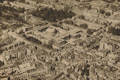 Neuansicht des British Museum umgeben von den massiven Bäumen von Bloomsbury von Surrey Flying Services