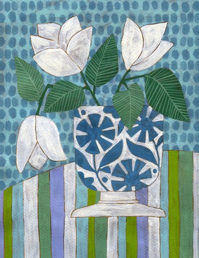 Frische Blüten in blauer Vase von Susan Black