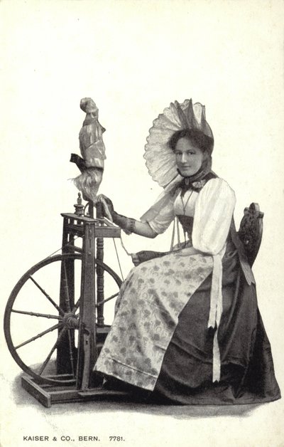 Frau an einem Spinnrad von Swiss Photographer