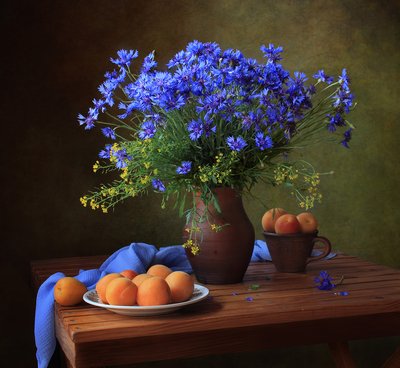 Blaue Kornblumen und Aprikosen von Tatyana Skorokhod