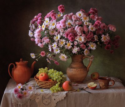 Reich gedeckter Herbsttisch von Tatyana Skorokhod