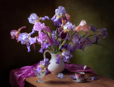 Elegantes Iris-Stillleben von Tatyana Skorokhod
