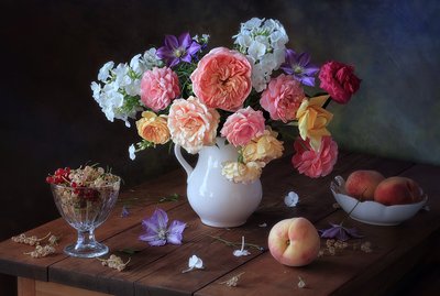 Blumen Stillleben mit Pfirsichen von Tatyana Skorokhod