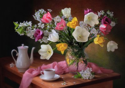 Frühlings-Tulpen und Tee von Tatyana Skorokhod