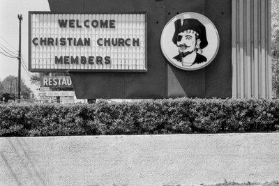 Ironisches Schild, das Christen mit einem Piratengesicht begrüßt, Virginia von Ted Spiegel