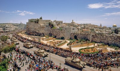 Israelische Waffen und Soldaten paradieren am Unabhängigkeitstag durch das ehemalige jordanische Gebiet von Ted Spiegel