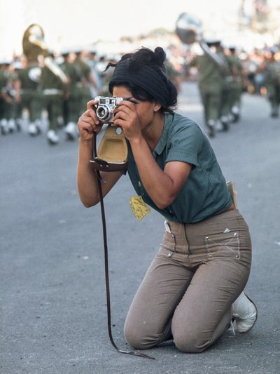 Israelische Frau fotografiert die Militärparade zu Pessach in Jerusalem von Ted Spiegel