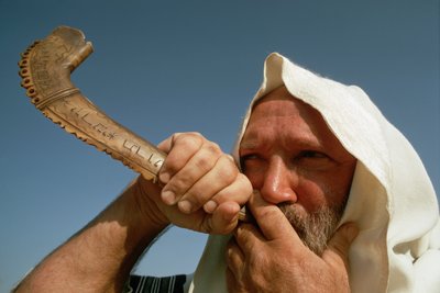 Mann bläst Schofar an Jom Kippur von Ted Spiegel