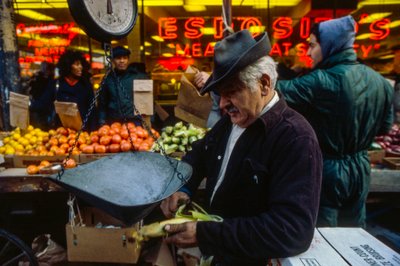 Mann schält einen Maiskolben auf dem Markt in Philadelphia von Ted Spiegel