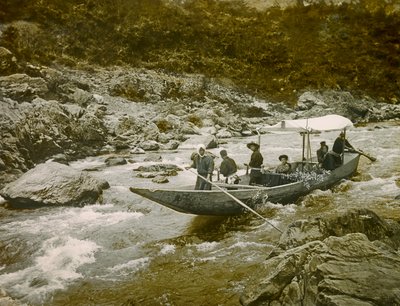 Ein Boot in den Stromschnellen des Hozu-Flusses, Kyoto um 1900 - 1915 (Fotografie) von Teijiro Takagi