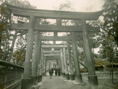 Torii im Inari-Schrein, Kyoto, um 1900 - 1915 von Teijiro Takagi