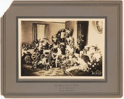 Fotodruck von Trauerblumenarrangements für Samuel M. Jackson Jr., September 1928 von The Blanch Randle Studio