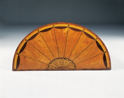 George III Marketerie Halbmond-Kommode, ca. 1760-79 von Thomas (attr.to) Chippendale