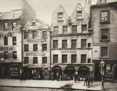 Alte Gebäude in der High Street, Nr. 17-27 (#16) von Thomas Annan