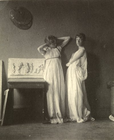 Zwei weibliche Modelle in klassischer Kostümierung mit Eakins