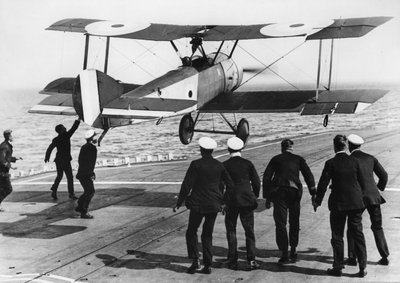 Staffelkommandant Edwin Dunning landet eine Sopwith Pup auf der HMS Furious, 2. August 1917 von Thomas E. and Horace Grant Grant