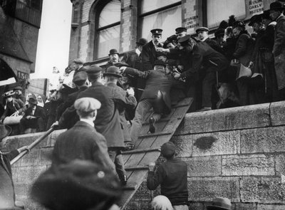 Die Flucht aus Antwerpen, 1914 von Thomas E. and Horace Grant Grant