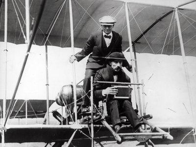 Thomas E. Grant mit Mr. Lewis Turner in einer Flugmaschine, um die Sonnenfinsternis zu fotografieren, 1912 von Thomas E. and Horace Grant Grant