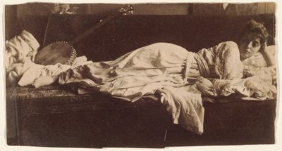 Blanche Gilroy in klassischem Kostüm, liegend mit Banjo von Thomas Eakins