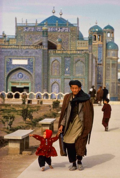 Besucher der Moschee und des Mausoleums in Mazar-i-Sharif, Masjid-e-Kabud alias Rawze-e-Sharif von Thomas J. Abercrombie