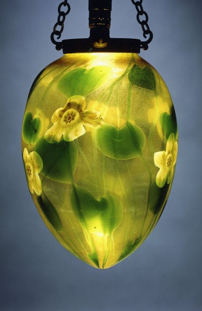 Eine hängende Laterne, dekoriert mit grünen Blättern und Ranken und gelben irisierenden Blumen von Tiffany Studios