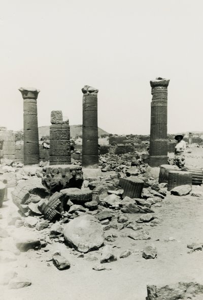 Säulen und Ruinen des Tempels im Großen Gehege, Musawwarat es Sufra, Sudan, Fotografie von Ugo Monneret de Villard von Ugo Monneret de Villard