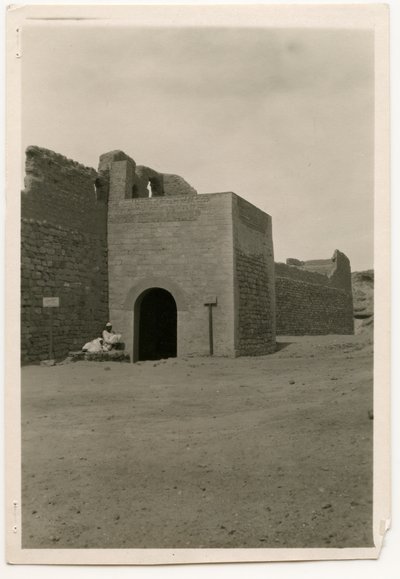 Östliches Tor und Turm des Klosters St. Simeon, Assuan, Ägypten von Ugo Monneret de Villard